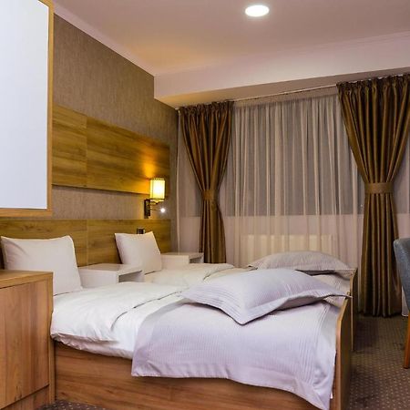 Hotel Ildis Iasi Buitenkant foto